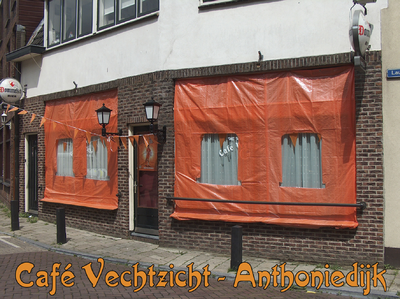 716531 Fotopaneeltje, met een afbeelding van de oranjeversiering van Café Vechtzicht, Anthoniedijk 1 te Utrecht. De ...